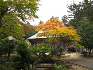 本堂と紅葉