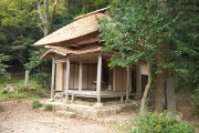 白木造藁葺、間口2間、奥行9尺