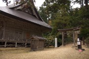 本堂と登山道入口