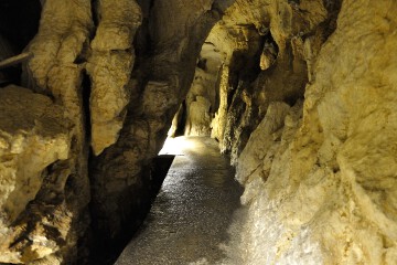 狭い通路 龍河洞