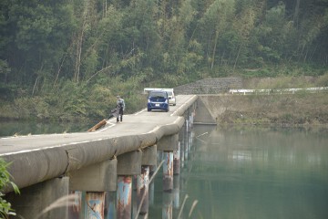 車が渡る 高瀬沈下橋