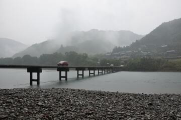 岩間沈下橋を渡る車 岩間沈下橋