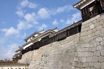 左から一ノ門南櫓、一ノ門東塀、二ノ門南櫓 松山城