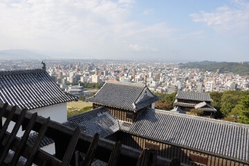 西方面、眼下に広がる櫓群 天守からの眺め