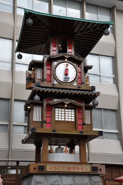 温泉に浸かる人々 坊っちゃんカラクリ時計