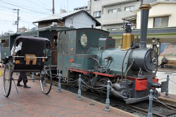 坊ちゃん列車と人力車 坊ちゃん列車と人力車