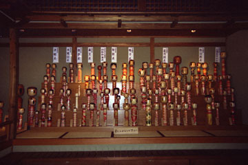 こけし 階段状に並んだこけし