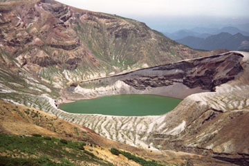 御釜 エメラルドグリーンの火口湖