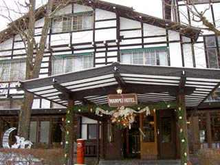 白い本館は、明治時代に建てられたもの 万平ホテル正面