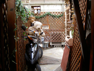 洋食、ワーズ・ワース店舗外観