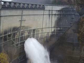 黒部ダム 放流