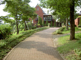 建物へつづく道