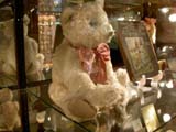 白いクマのぬいぐるみ