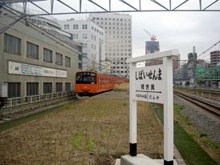 線路は今なお中央線として健在 万世橋駅ホーム跡