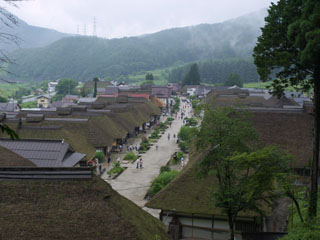 茅葺き屋根の町並み