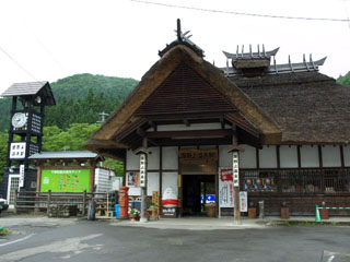 茅葺き屋根の駅舎