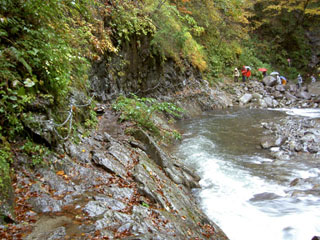 道 渓谷沿いの道