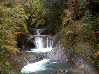 七ツ釜五段の滝の上流部3段 滝