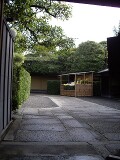 表門を潜ると 表千家 不審菴