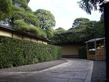 中へと続く露地 表千家 不審菴