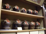 店内に並ぶ茶壺 茶壺
