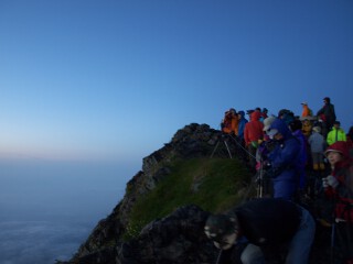 御来光を待つ人 白馬岳山頂