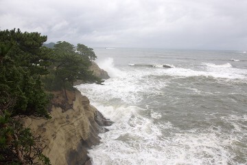 岸壁の浪飛沫 岸壁