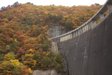 ダム右岸の眺め 鳴子ダム