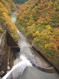 天端から放流を見下ろす 鳴子ダム