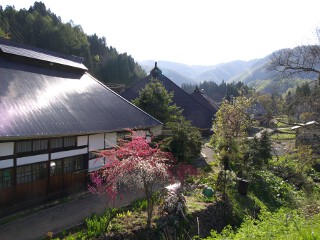 棟を連ねる主屋 青鬼集落