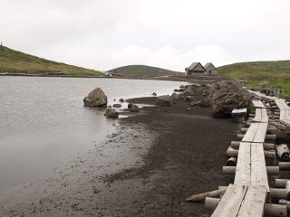 阿弥陀池と避難小屋