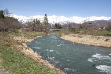 白馬連峰と姫川 大出公園