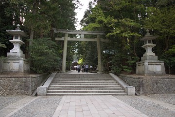 鳥居 彌彦神社