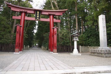 鳥居 彌彦神社