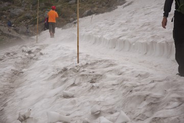 遊歩道の雪 雪渓