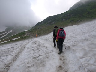 遊歩道の雪 雪渓