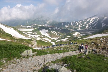 列をなす登山者 列をなす登山者