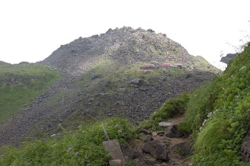 新山と小屋 新山と小屋