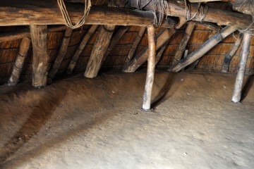 茅葺き住居の内部