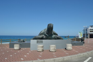 ピアパーク広場のシンボル 海亀像