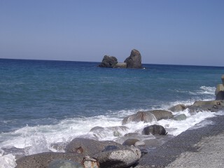 鬼ケリ岩・投岩 親不知海水浴場