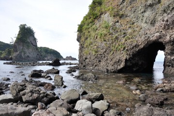 巌門洞窟と鷹巣岩 巌門洞窟と鷹巣岩