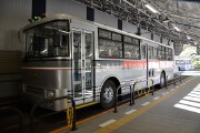 扇沢駅に停車中の300形 関電トンネルトロリーバス300形