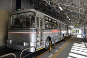 扇沢駅に停車中の300形 関電トンネルトロリーバス300形