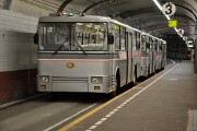 黒部ダム駅に停車中の300形 関電トンネルトロリーバス300形