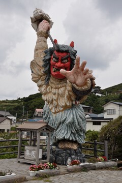 門前のなまはげ立像 門前のなまはげ立像