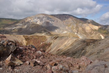 火口と一切経山 火口と一切経山