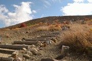火口への階段 登山道