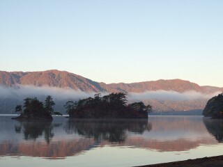 日が出てきた 十和田湖