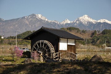 水車小屋と八ヶ岳 水車小屋と八ヶ岳